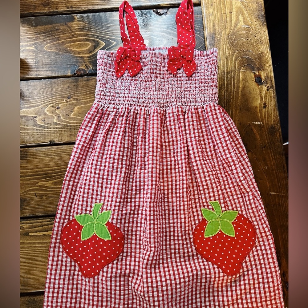 sweet vintage strawberry dress 🍓